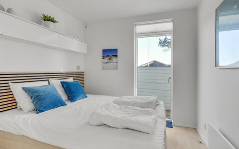 Biorn - 70M from the Sea: Træ, Indretning, Møbel, Soveværelse, Etage, Gulvbelægning, Seng, Lejlighed, Loft, Hjem