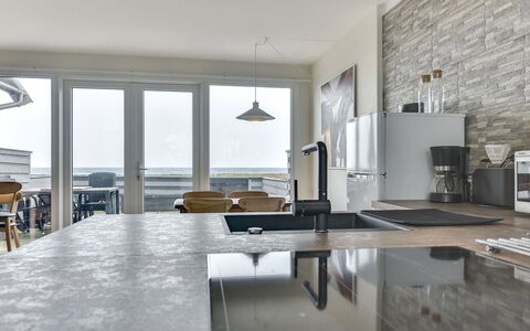 Vincent - 10M from the Sea: Countertop, Gulvbelægning, Køkken, Etage, Naturmateriale, Loft, Granit, Cabinetry, Sanitærarmatur