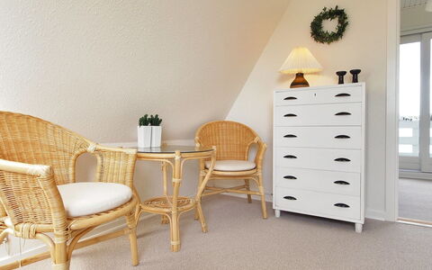 Vincent - 10M from the Sea: Møbel, Indretning, Træ, Gulvbelægning, Etage, Belysning, Stol, Værelse, Wicker, Stue