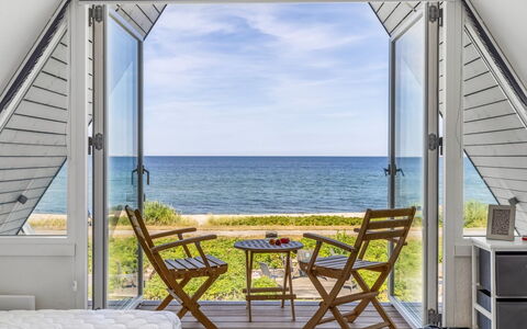 Vincent - 10M from the Sea: Træ, Hårdttræ, Dæk, Skygge, Stol, Bejdse, Ocean, Planke, Udendørs Møbler, Eco Hotel