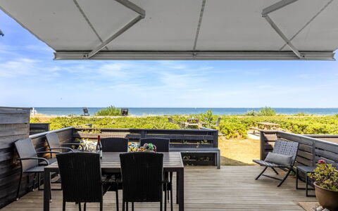 Vincent - 10M from the Sea: Møbel, Træ, Udendørs Møbler, Bord, Stol, Udendørs Bord, Skygge, Dæk, Hårdttræ, Trægulve