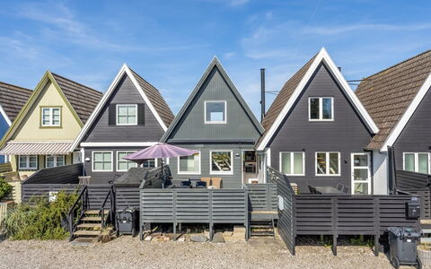 Vincent - 10M from the Sea: Sidespor, Hjem, Boligområde, Hus, Tag, Sommerhus, Veranda, Skydevindue, Estate, Gård