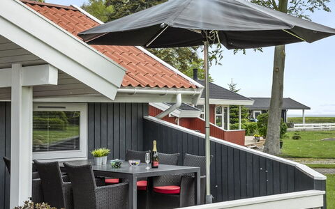 Barth - 150M from the Sea: Tag, Hus, Land Lot, Hjem, Sommerhus, Estate, Garden Bygninger, Skygge, Bjælkehytte, Landscaping