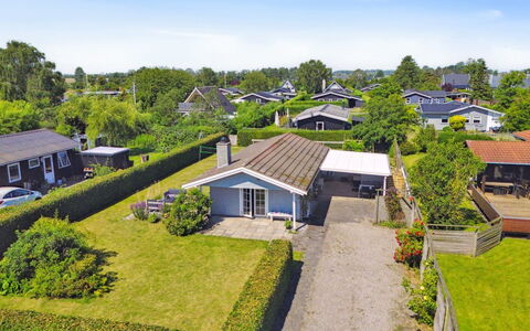 Thomas - 120M from the Sea: Træ, Plantesamfund, Land Lot, Skygge, Naturmateriale, Garden Bygninger, Skur, Udendørs Struktur, Bjælkehytte