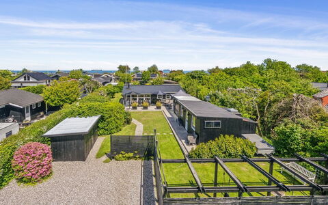 Helmina - 125M from the Sea: Boligområde, Tag, Forstad, Indkørsel, Estate, Skorsten