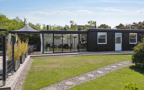 Helmina - 125M from the Sea: Boligområde, Tag, Forstad, Indkørsel, Estate, Skorsten