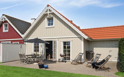 Daniela - 300M from the Sea: Boligområde, Tag, Forstad, Indkørsel, Estate, Skorsten