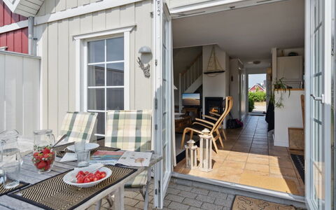 Daniela - 300M from the Sea: Boligområde, Tag, Forstad, Indkørsel, Estate, Skorsten