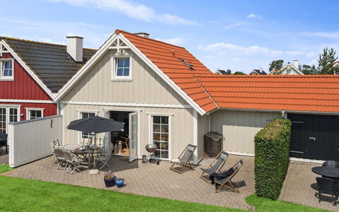 Daniela - 300M from the Sea: Boligområde, Tag, Forstad, Indkørsel, Estate, Skorsten