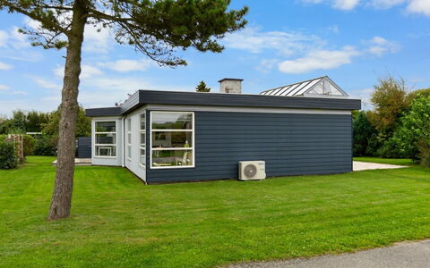 Rikkart - 100M from the Sea: Møbel, Indretning, Gulvbelægning, Træ, Etage, Loft, Trægulve, Stol, Bord, Belysning