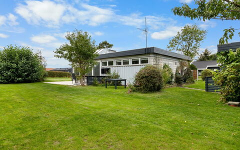 Rikkart - 100M from the Sea: Møbel, Indretning, Gulvbelægning, Træ, Etage, Loft, Trægulve, Stol, Bord, Belysning