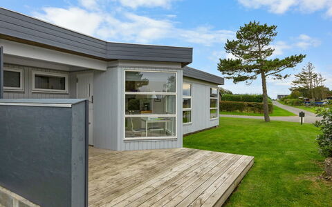 Rikkart - 100M from the Sea: Græs, Bygning, Hus, Tag, Hjem, Boligområde, Sommerhus, Land Lot, Landdistrikt, Lawn