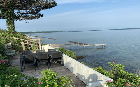 Amia - 20M from the Sea: Møbel, Indretning, Stol, Gulvbelægning, Bord, Udvej, Etage, Loft, Værelse, Eco Hotel