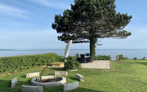 Amia - 20M from the Sea: Møbel, Indretning, Stol, Gulvbelægning, Bord, Udvej, Etage, Loft, Værelse, Eco Hotel