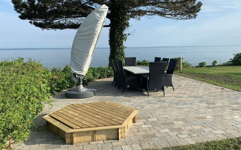 Amia - 20M from the Sea: Møbel, Indretning, Stol, Gulvbelægning, Bord, Udvej, Etage, Loft, Værelse, Eco Hotel