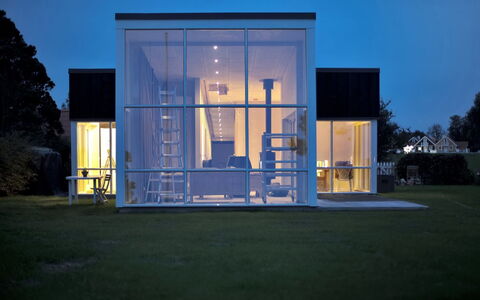 Amia - 20M from the Sea: Møbel, Indretning, Stol, Gulvbelægning, Bord, Udvej, Etage, Loft, Værelse, Eco Hotel