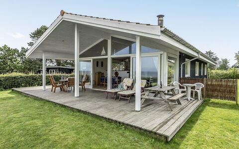 Elfi - 30M from the Sea: Blå, Busk, Sommerhus, Bunddække, Have, Estate, Skygge, Landscaping, Stuehus, Eco Hotel