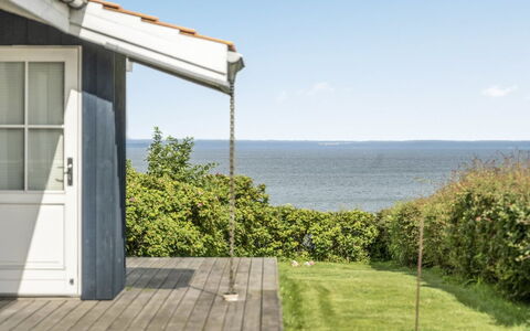 Elfi - 30M from the Sea: Blå, Busk, Sommerhus, Bunddække, Have, Estate, Skygge, Landscaping, Stuehus, Eco Hotel