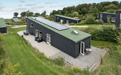 Lyly - 100M from the Sea: Blå, Busk, Sommerhus, Bunddække, Have, Estate, Skygge, Landscaping, Stuehus, Eco Hotel