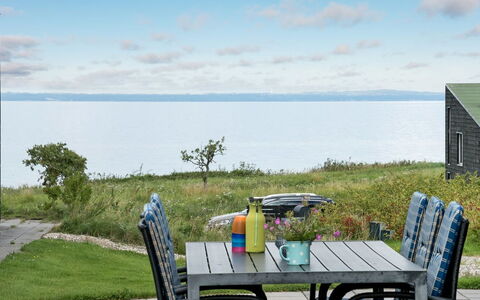 Lyly - 100M from the Sea: Blå, Busk, Sommerhus, Bunddække, Have, Estate, Skygge, Landscaping, Stuehus, Eco Hotel