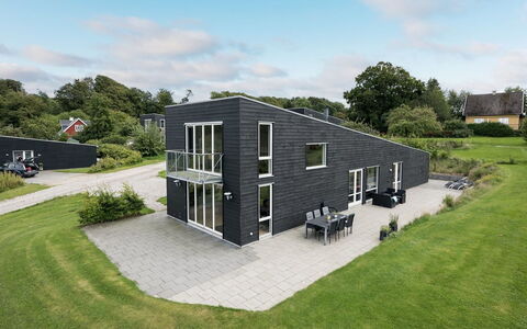 Lyly - 100M from the Sea: Blå, Busk, Sommerhus, Bunddække, Have, Estate, Skygge, Landscaping, Stuehus, Eco Hotel