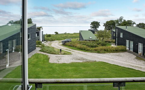 Lyly - 100M from the Sea: Blå, Busk, Sommerhus, Bunddække, Have, Estate, Skygge, Landscaping, Stuehus, Eco Hotel