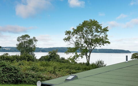 Lyly - 100M from the Sea: Blå, Busk, Sommerhus, Bunddække, Have, Estate, Skygge, Landscaping, Stuehus, Eco Hotel