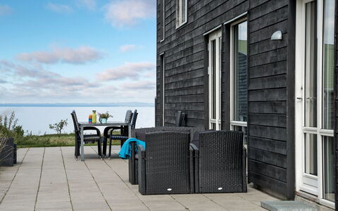 Lyly - 100M from the Sea: Blå, Busk, Sommerhus, Bunddække, Have, Estate, Skygge, Landscaping, Stuehus, Eco Hotel