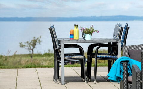 Lyly - 100M from the Sea: Blå, Busk, Sommerhus, Bunddække, Have, Estate, Skygge, Landscaping, Stuehus, Eco Hotel