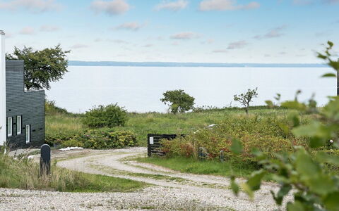 Lyly - 100M from the Sea: Blå, Busk, Sommerhus, Bunddække, Have, Estate, Skygge, Landscaping, Stuehus, Eco Hotel