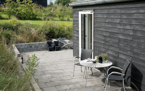 Lyly - 100M from the Sea: Blå, Busk, Sommerhus, Bunddække, Have, Estate, Skygge, Landscaping, Stuehus, Eco Hotel