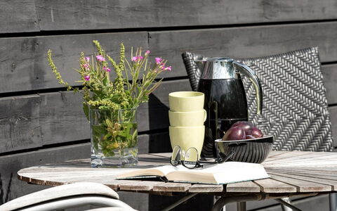 Lyly - 100M from the Sea: Blå, Busk, Sommerhus, Bunddække, Have, Estate, Skygge, Landscaping, Stuehus, Eco Hotel