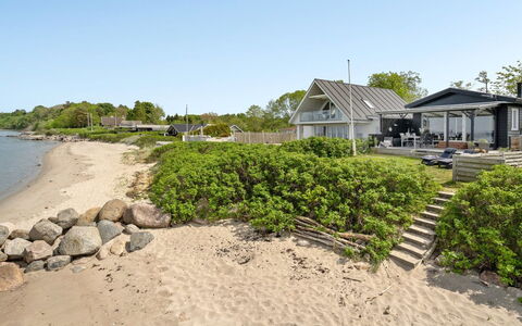 Käthe - 5M from the Sea: Blå, Busk, Sommerhus, Bunddække, Have, Estate, Skygge, Landscaping, Stuehus, Eco Hotel