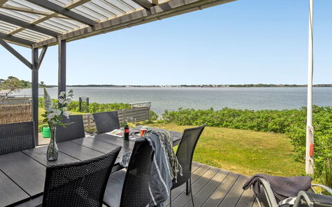 Käthe - 5M from the Sea: Blå, Busk, Sommerhus, Bunddække, Have, Estate, Skygge, Landscaping, Stuehus, Eco Hotel
