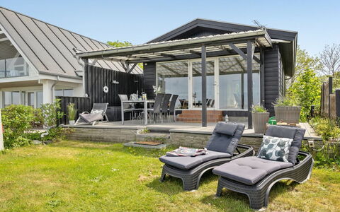 Käthe - 5M from the Sea: Blå, Busk, Sommerhus, Bunddække, Have, Estate, Skygge, Landscaping, Stuehus, Eco Hotel