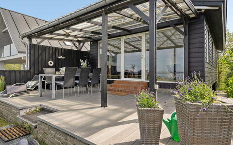 Käthe - 5M from the Sea: Blå, Busk, Sommerhus, Bunddække, Have, Estate, Skygge, Landscaping, Stuehus, Eco Hotel