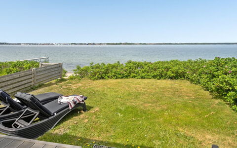 Käthe - 5M from the Sea: Blå, Busk, Sommerhus, Bunddække, Have, Estate, Skygge, Landscaping, Stuehus, Eco Hotel