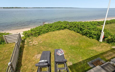 Käthe - 5M from the Sea: Blå, Busk, Sommerhus, Bunddække, Have, Estate, Skygge, Landscaping, Stuehus, Eco Hotel