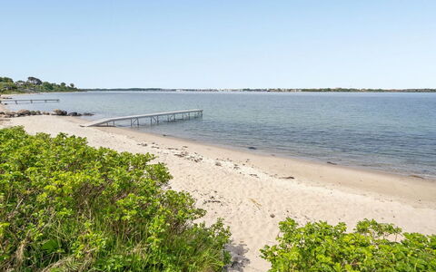 Käthe - 5M from the Sea: Blå, Busk, Sommerhus, Bunddække, Have, Estate, Skygge, Landscaping, Stuehus, Eco Hotel