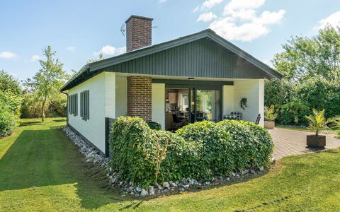 Suni - 400M from the Sea: Blå, Busk, Sommerhus, Bunddække, Have, Estate, Skygge, Landscaping, Stuehus, Eco Hotel