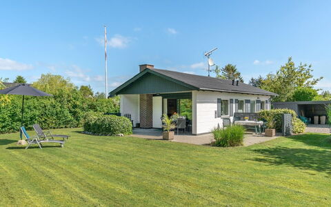 Suni - 400M from the Sea: Blå, Busk, Sommerhus, Bunddække, Have, Estate, Skygge, Landscaping, Stuehus, Eco Hotel