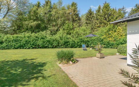 Suni - 400M from the Sea: Blå, Busk, Sommerhus, Bunddække, Have, Estate, Skygge, Landscaping, Stuehus, Eco Hotel