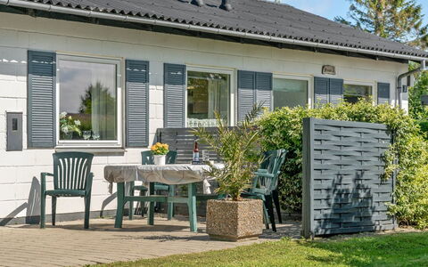 Suni - 400M from the Sea: Blå, Busk, Sommerhus, Bunddække, Have, Estate, Skygge, Landscaping, Stuehus, Eco Hotel