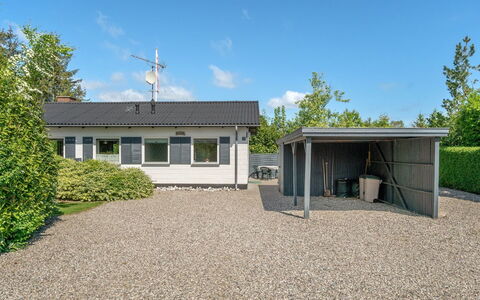 Suni - 400M from the Sea: Blå, Busk, Sommerhus, Bunddække, Have, Estate, Skygge, Landscaping, Stuehus, Eco Hotel