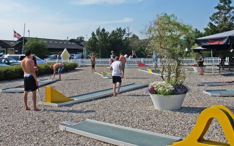 Suni - 400M from the Sea: Blå, Busk, Sommerhus, Bunddække, Have, Estate, Skygge, Landscaping, Stuehus, Eco Hotel