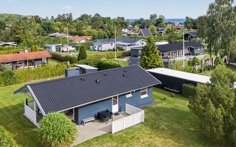 Undine - 300M from the Sea: Træ, Have, Backyard, Land Lot, Hjem, Tag, Skygge, Dæk, Hårdttræ, Gård