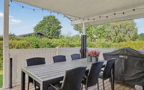 Undine - 300M from the Sea: Træ, Have, Backyard, Land Lot, Hjem, Tag, Skygge, Dæk, Hårdttræ, Gård