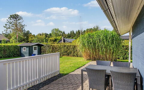 Undine - 300M from the Sea: Træ, Have, Backyard, Land Lot, Hjem, Tag, Skygge, Dæk, Hårdttræ, Gård