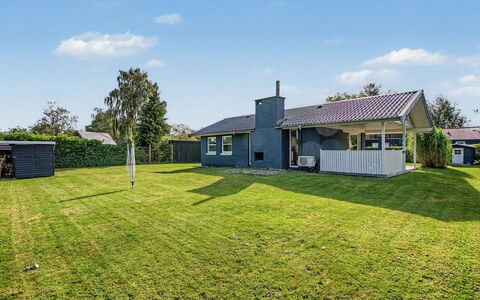 Undine - 300M from the Sea: Træ, Have, Backyard, Land Lot, Hjem, Tag, Skygge, Dæk, Hårdttræ, Gård