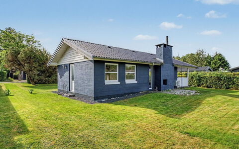 Undine - 300M from the Sea: Træ, Have, Backyard, Land Lot, Hjem, Tag, Skygge, Dæk, Hårdttræ, Gård